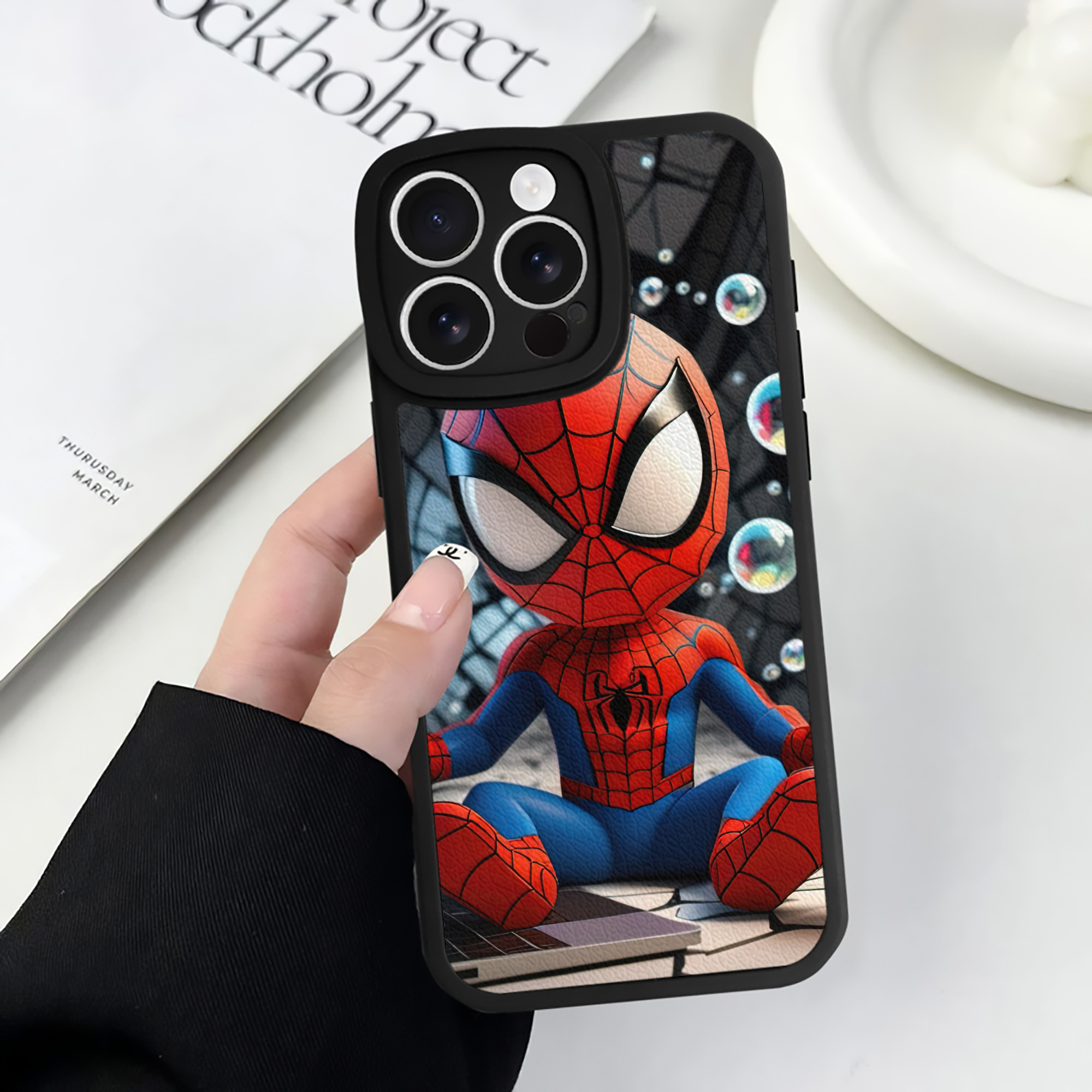 （画像用） Spider Man スパイダーマン 【iPhone 16シリーズ対応】シリコンスマホケース（レザー調） 材質：シリコン